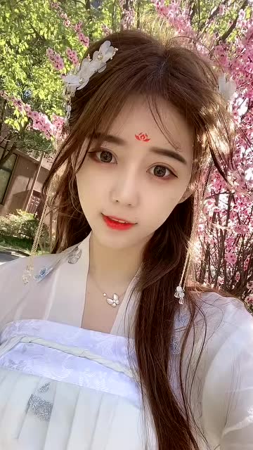 小姐姐穿着汉服秀自拍,样子看着美极了