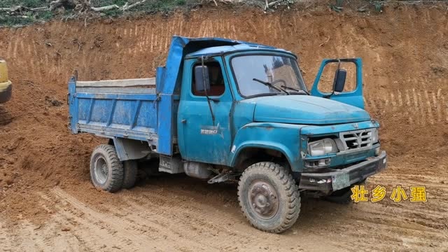 广西神车爬坡王拖拉机一次拉8吨泥巴能爬上这泥泞的山路吗