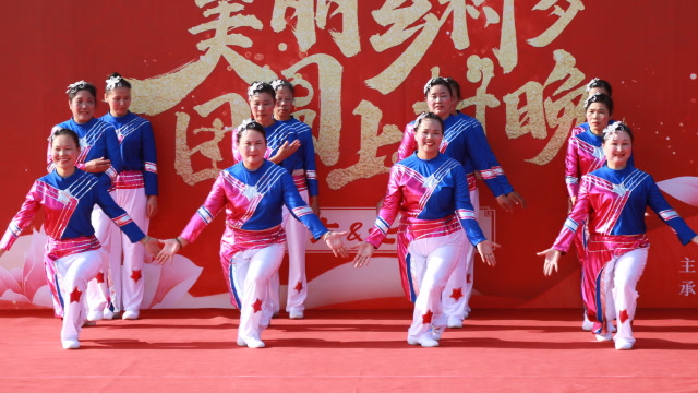 简单健身操入门广场舞《天美地美中国美》农村阿姨跳得很欢乐!