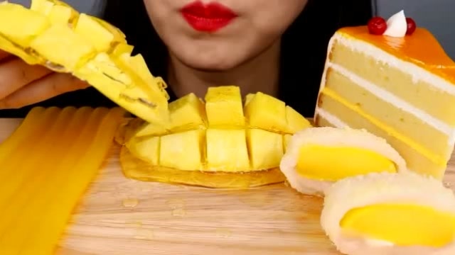 美女小姐姐吃各种黄色的甜品,千层蛋糕,冰糖芒果,芒果糯米滋和果冻条