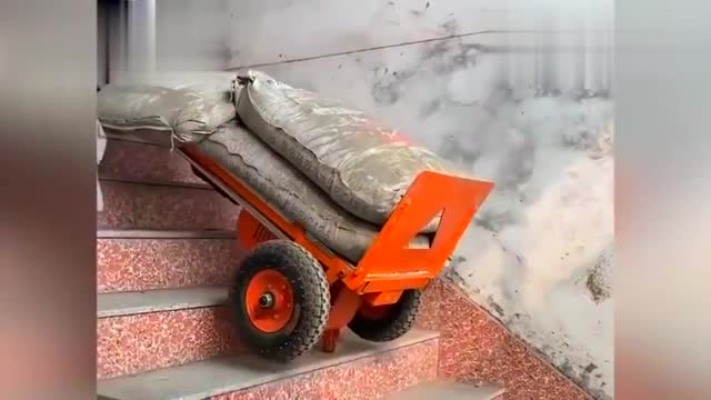 广西小伙发明的爬楼神器,200斤的水泥分分钟就搬上去了!