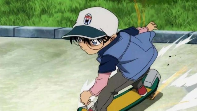 柯南玩滑板玩出了新高度,路人却被吓坏了,那种地方竟有小孩