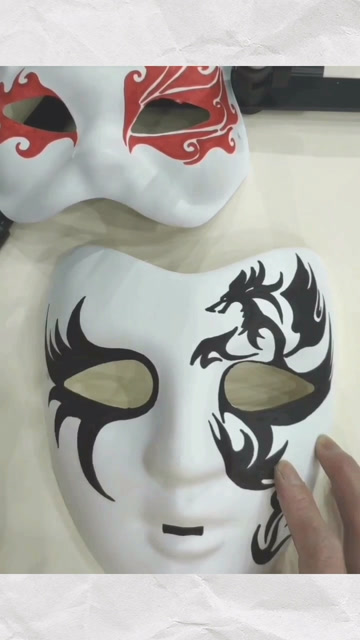 你喜欢这个手绘的半脸面具吗?