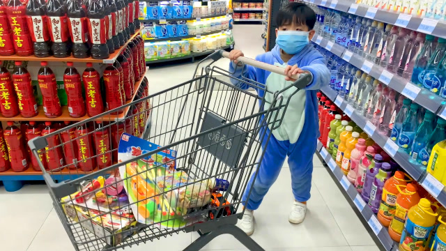信文宝宝逛超市买玩具的快乐时光