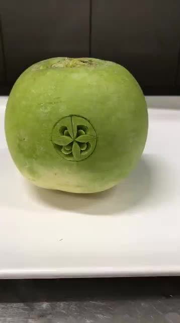 高手出民间一个圆萝卜活生生雕刻成了我吃不起的样子,真牛逼