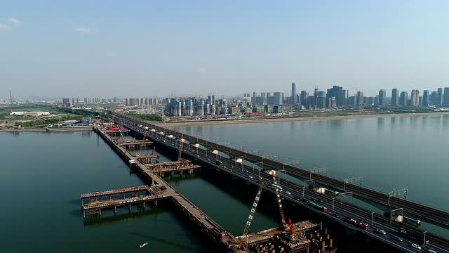 航拍复工中的杭州钱塘江新建大桥/航拍:来顺兴