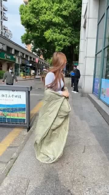 美女钻进麻袋大白天就整人保安小哥吓得坐在了地上