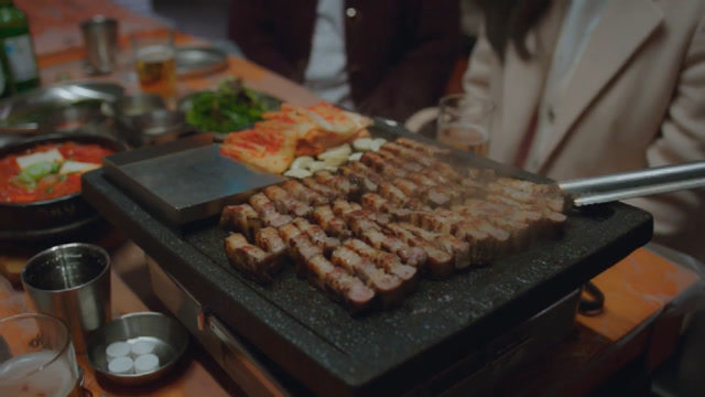 韩剧:鬼妈妈离别前和鬼友聚餐,吃着大块烤肉喝着酒,人生圆满了