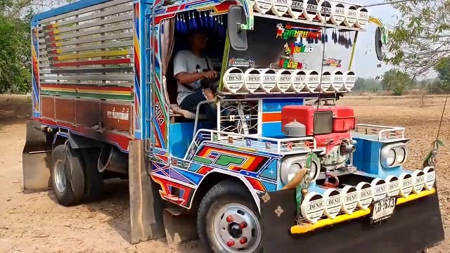 泰国的拖拉机,感觉比卡车还漂亮