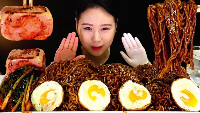 韩国大胃王卡妹,吃炸酱面,午餐肉,葱泡菜,煎鸡蛋,吃得太香了