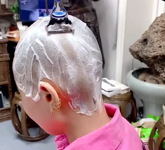 为了爱情剃光了头,这刮头皮的声音太魔性了,可怕!