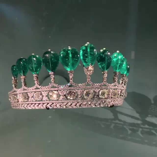 维多利亚祖母绿王冠图片