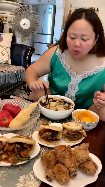 300斤的胖媳妇吃午饭,桌面上全是高热量食物,都把我看饿了!