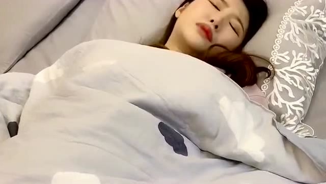 老婆起床的一瞬间,我被床上的一幕惊呆了,这是有多热呀?