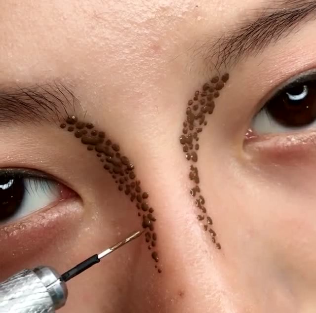 现在都流行纹鼻影了,果然是手残党的福音,以后都不用自己画高鼻梁了