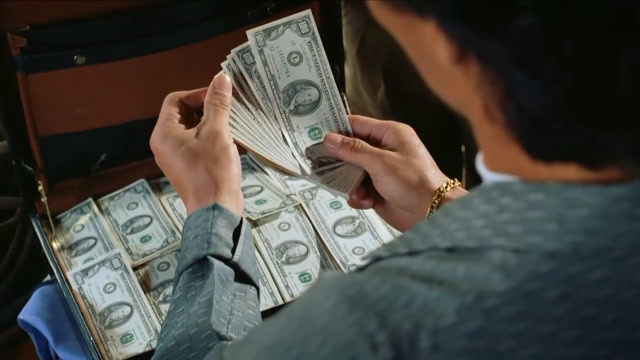 海狼:黑帮们做交易,黑帮大哥在公海抢劫,但却是拿命在挣钱!