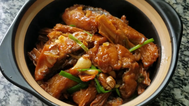 腐竹焖鱼腩,广东很好吃的一道美食,做法简单香味浓,太美味了