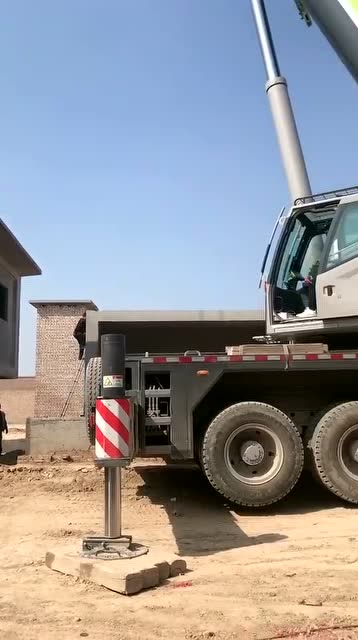 现在建房子也太方便了,做好的房子用吊车往上堆就可以了