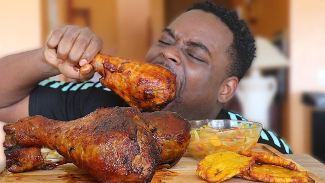 美国巨型火鸡腿,是我们鸡腿的5倍大,大口吞停不下来!