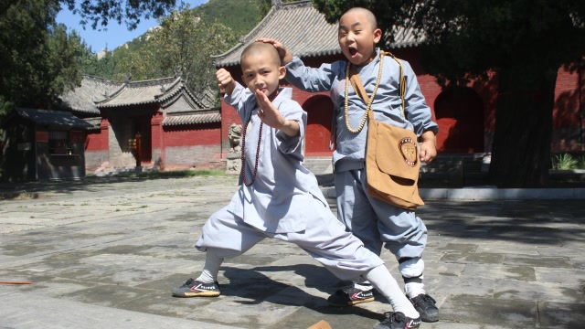 少林寺6岁小和尚练基本功,眼前这一幕,看得我快崩溃了!