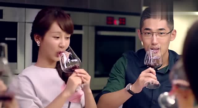 邱莹莹的男朋友真没定力,曲妖精不过随便一撩,他就把持不住了