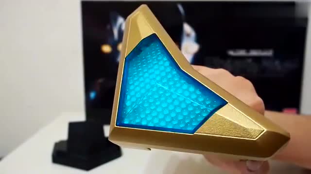 盖亚奥特曼蓝宝锥变身器炫酷展示