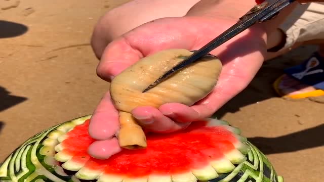 海葵一刀下去清理内脏,就可以起锅烧油了,这才是真正的大补