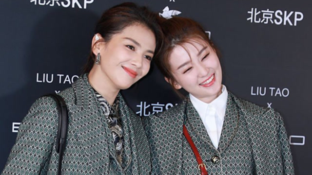 太暖心了!乔欣和刘涛同框穿平底鞋,特意伸腿与姐姐并齐身高