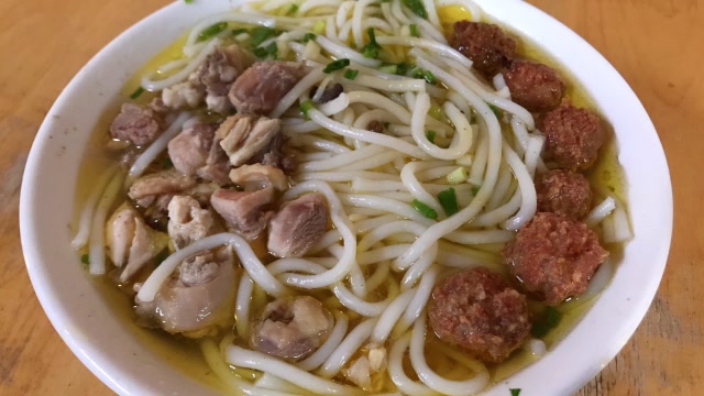 鸡肉香嫩 肉圆酥脆 炖鸡粉只卖半天 老客隔三差五来杀馋