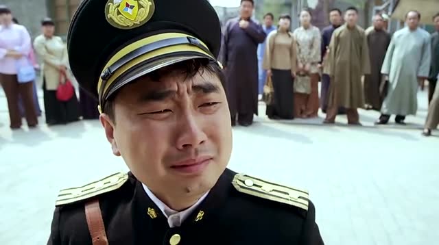 小伙看到老头欺负姑娘,亮出警察身份,没想到被人家一只手就抡飞