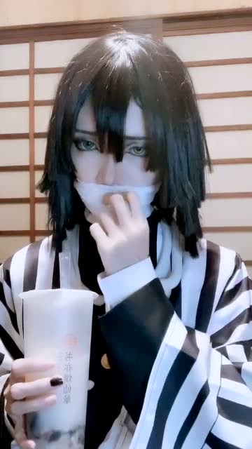 cos鬼灭之刃:原来蛇柱是这样喝奶茶的,也太可爱了吧!