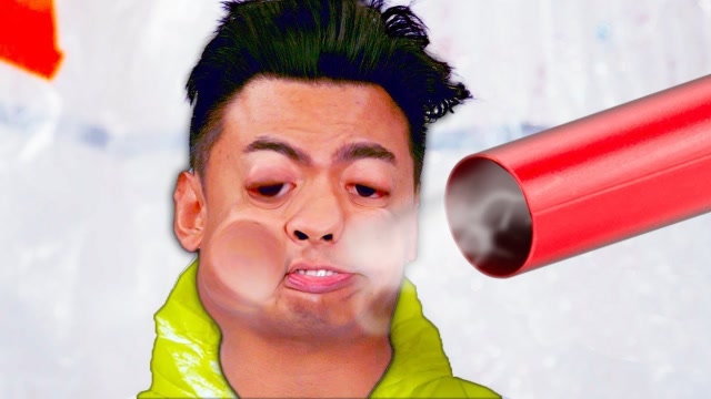 小哥用高压气体吹自己的脸,慢镜头下看脸部变形,看完请憋住别笑