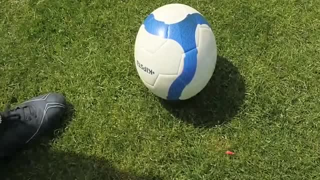 小伙教你踢出弧线球射门并得分!享受足球运动!