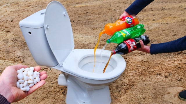 老外将可乐雪碧芬达倒马桶,场面瞬间不忍直视,网友:这是个有味道的视