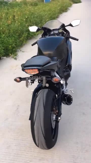 本田的cbr1000,这辆车的排气中尾段都是改装的!