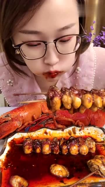 吃播美女吃海鲜串,看着上面满满的生蚝肉,这一串不便宜吧