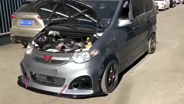 二手车市场见到的一辆五菱面包车,被原车主改了低趴,网友:战车