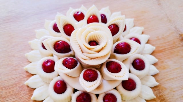 过年北方必不可少的团圆饼枣花馍,寓意好合家团圆,层次多又漂亮