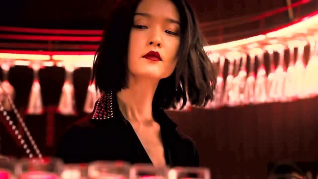 摆渡人梁朝伟三顾酒吧只为喝过杜鹃手中的一杯烈酒