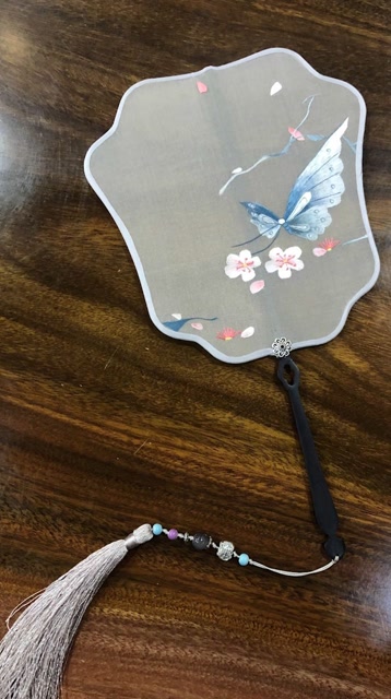 喜欢这把蝴蝶的团扇吗?