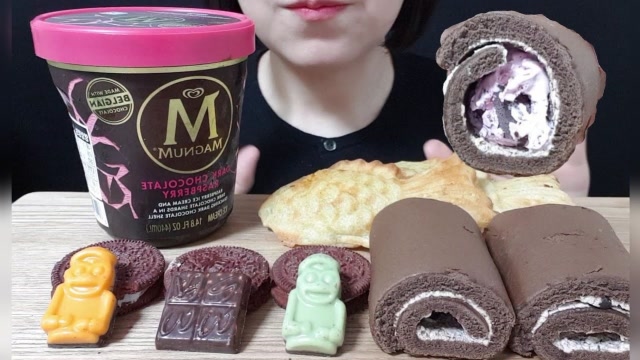 吃播小姐姐吃巧克力甜品看样子就很馋人