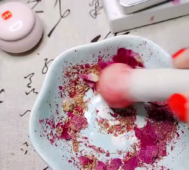 花瓣做口红就是这么简单,在家自己也试着做个!