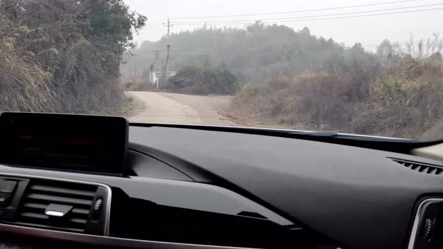 女司机农村路上开车,先憋住别笑啊,你看这技术怎么样?