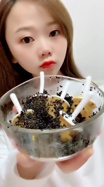 百香果冰棒棒糖,小姐姐还要蘸上芝麻吃,这种吃法感觉好过瘾