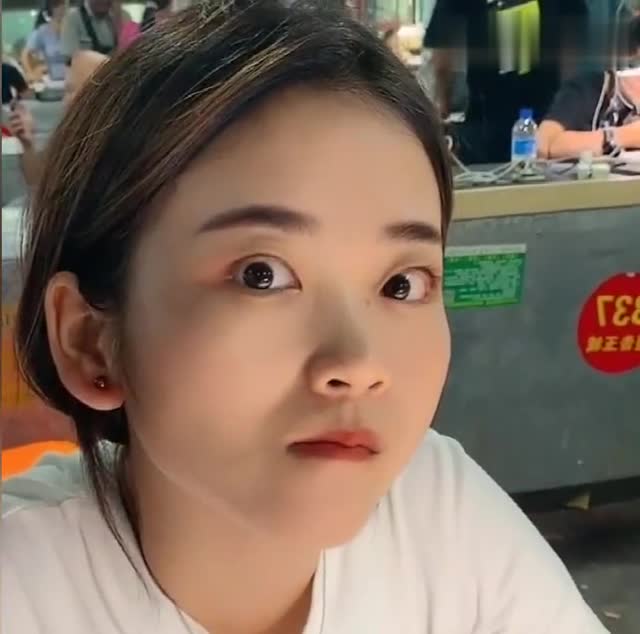 缅甸老板娘,老板娘见面就做鬼脸,老板娘咋这么可爱呢!