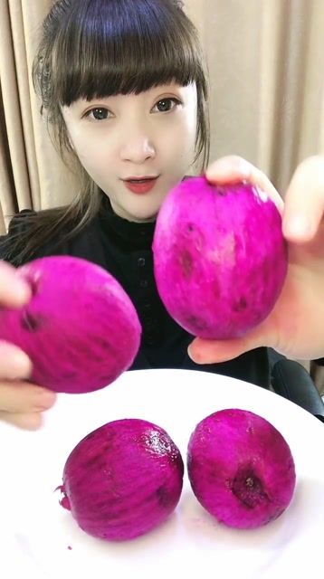 美女一口一个火龙果,牛