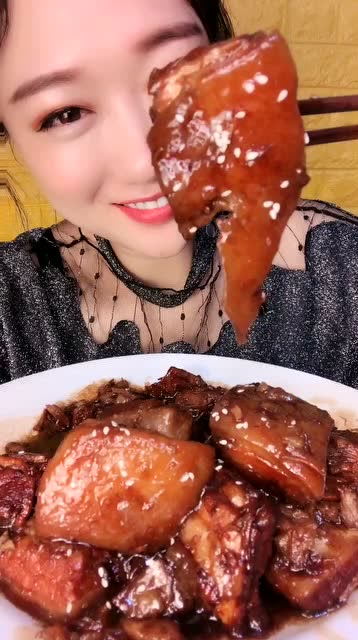 红烧肉一口塞,吃播小姐姐吃得真带劲,这个吃法只有她敢了吧?