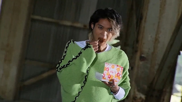 《假面骑士ghost》小王子吃章鱼烧耍酷登场,惨遭眼魔完虐好尴尬!