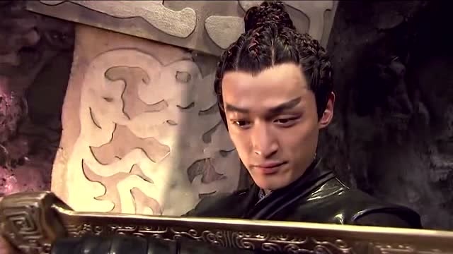 轩辕剑不是谁都能拥有的,也只有宇文拓能够拿捏的这么好