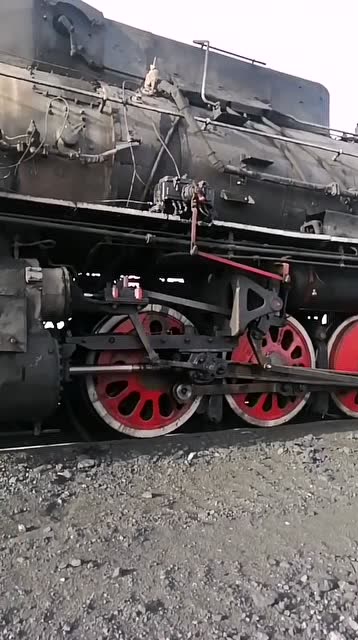 史上最牛大力士,一人力推火车,这恐怖的变态力量!